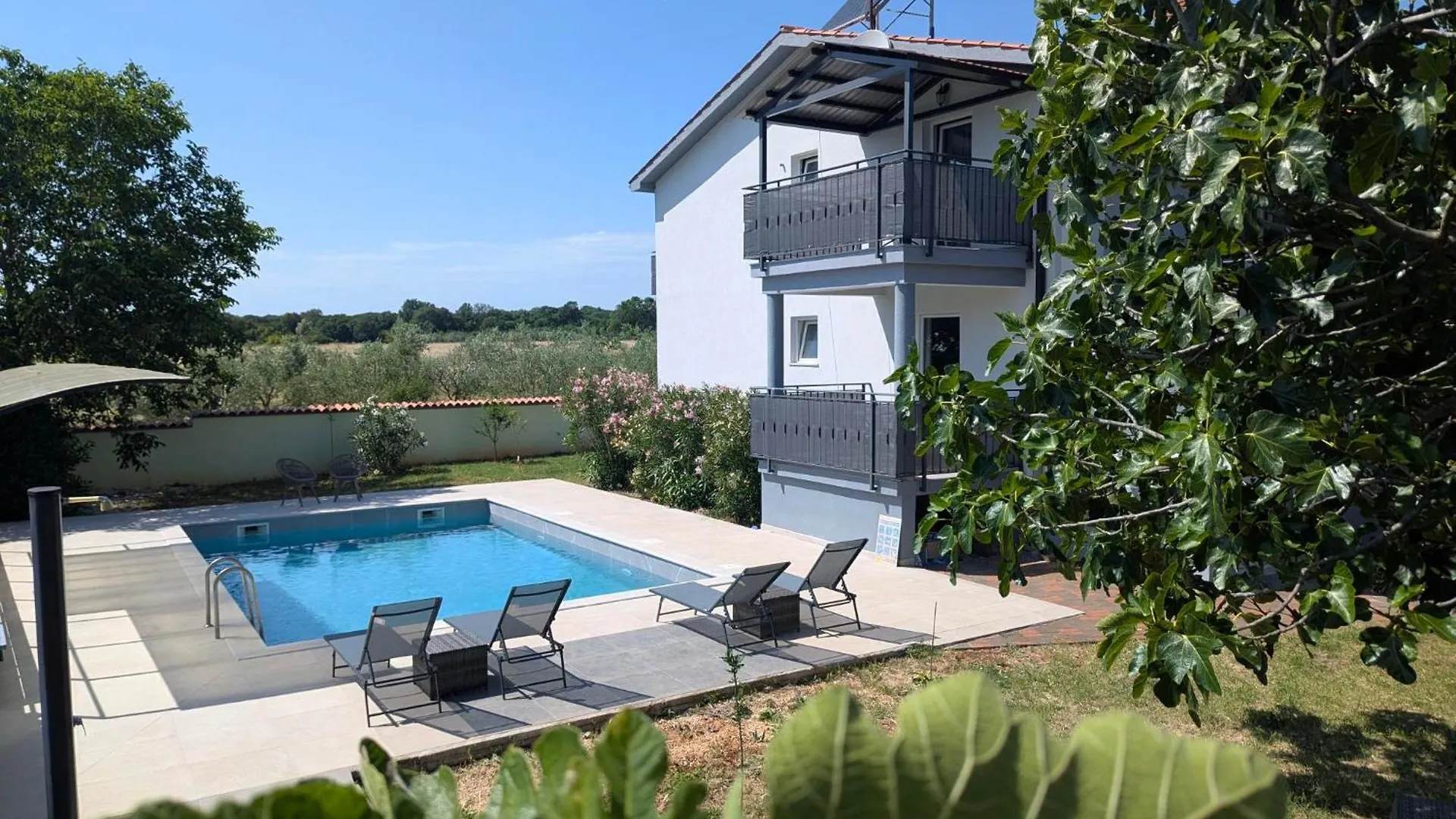 Apolo Apartments بولا